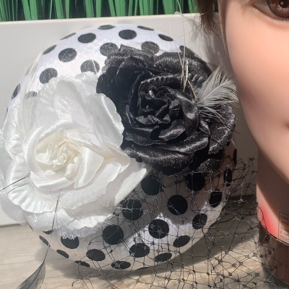 ⭐️ Fascinator - BRITISH Polka dot with Black and White Flowers EUC - Picture 10 of 16